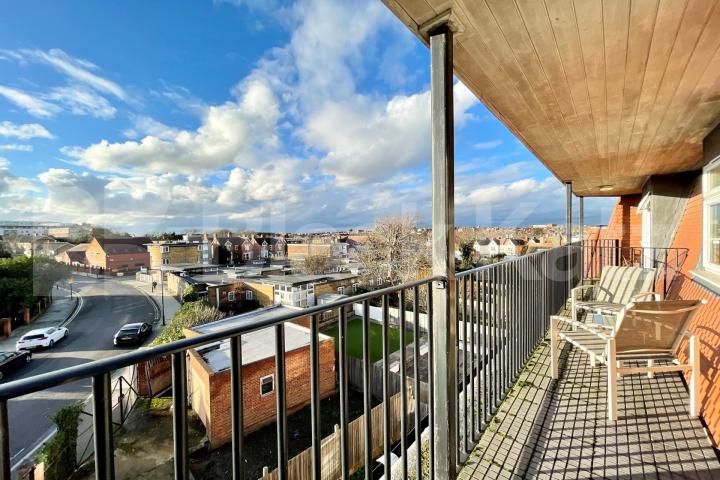 Bright & airy top floor four bedroomed apartment with two bathrooms Farnan Road  - Farnan Lodge, Streatham